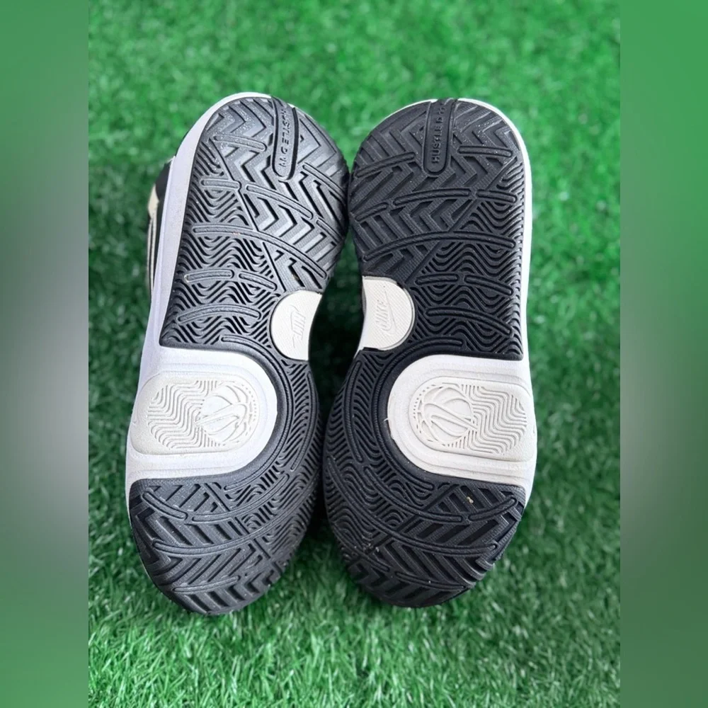 Nike Team Hustle D 11 Black White (GS) Size‎ 3.5Y